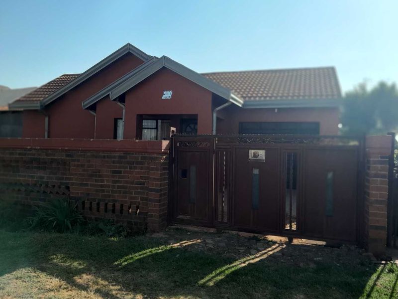 A 2 Bedrooms House For Sale in Moleleki ext.3