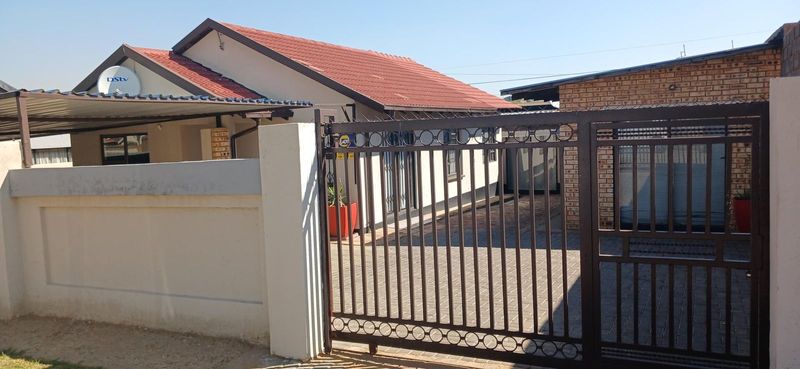 Bachelor to rent in Kagiso ext 6