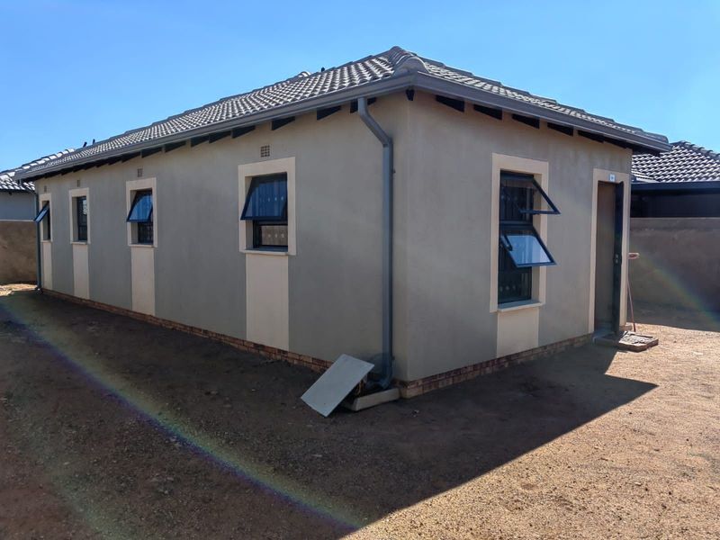 Clayville Ext 77 - R 1 150 000-Family home