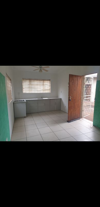 Single flat for rent - R5 000 whats app 0787713163