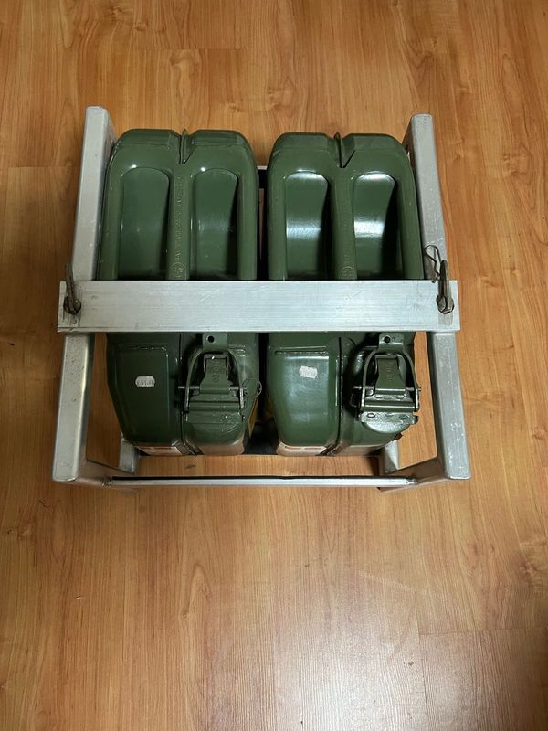 2x 10L jerry cans &#43; roof rack mount