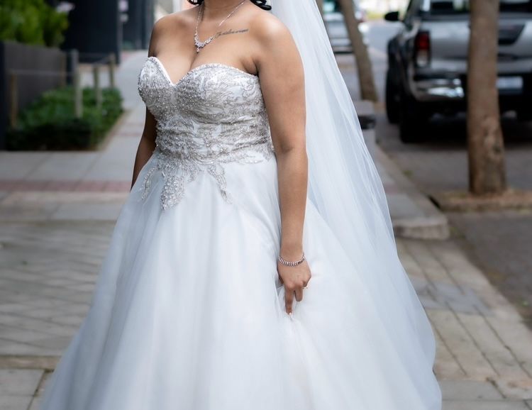 Stunning princess sleeveless embroidered wedding dress