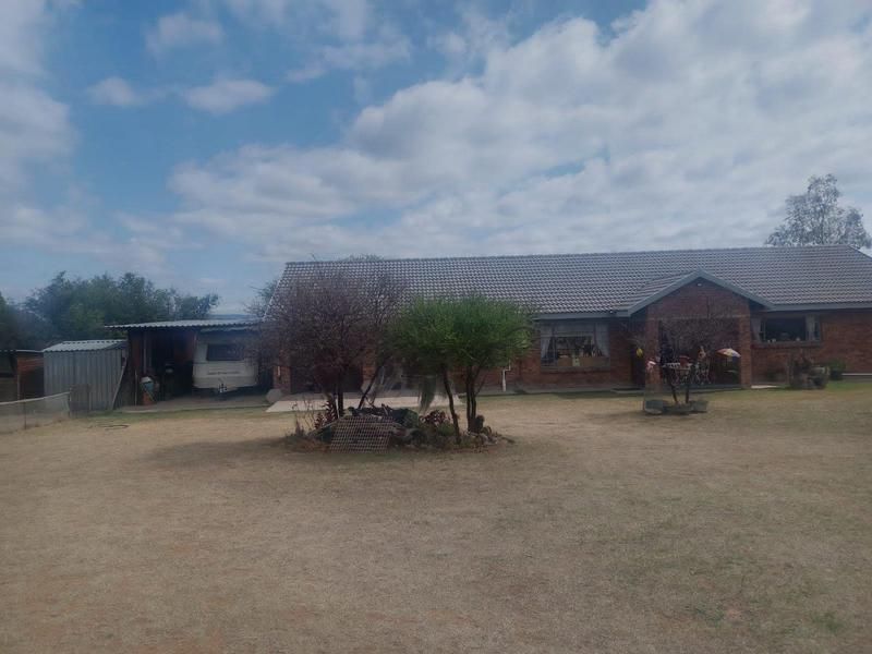 Modimolle (Limpo) (Nylstroom) 8.6 ha Plot with 2 houses on For Sale