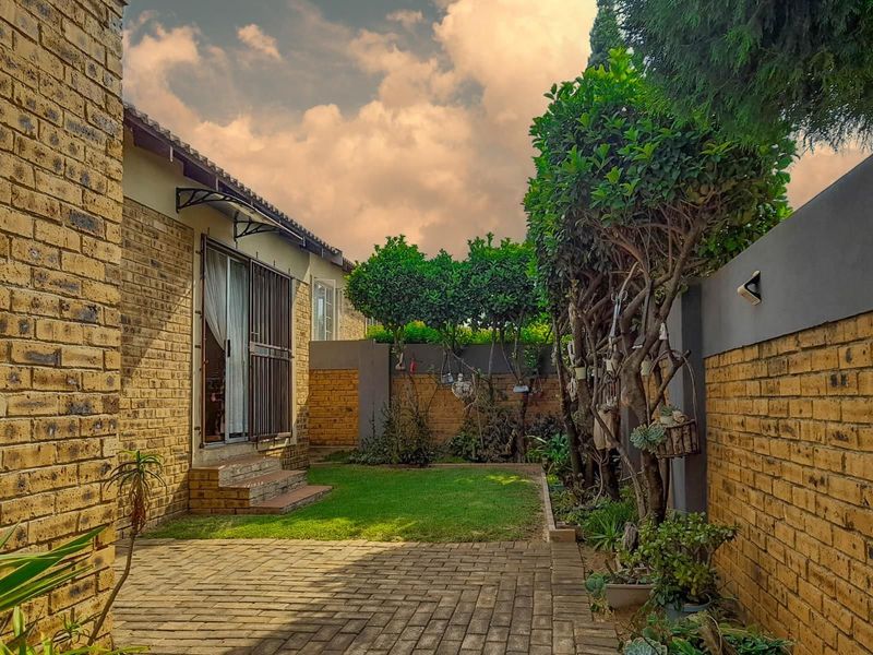 Townhouse in security complex for Sale in Honeydew Manor, Roodepoort