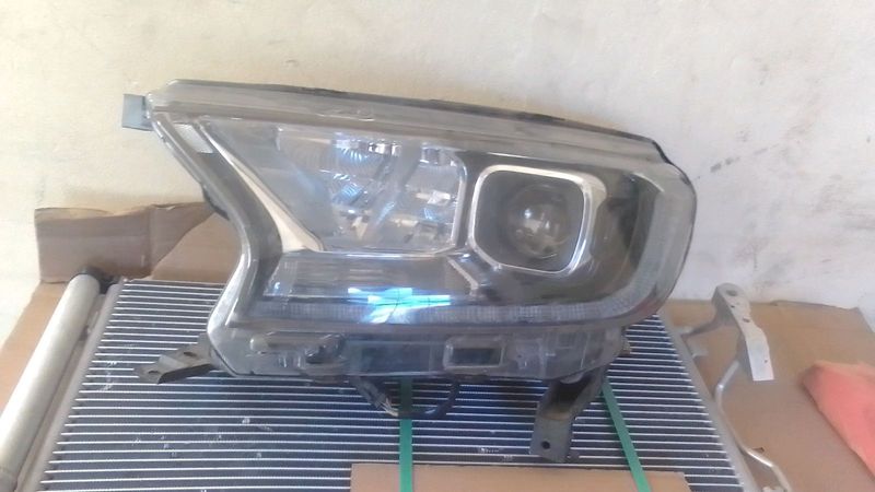 2020 ford ranger T8 left side headlight