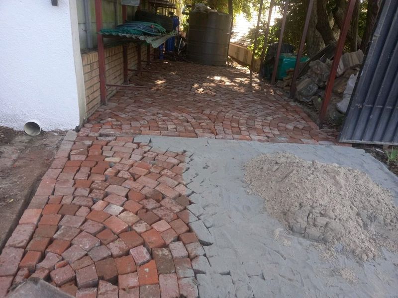 Hulf bricks paver