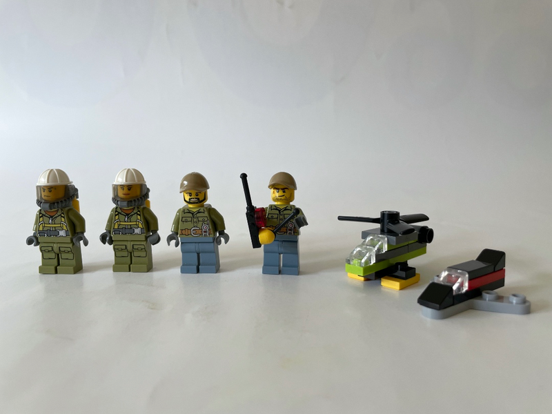 Lego minifigure lot: Explorer