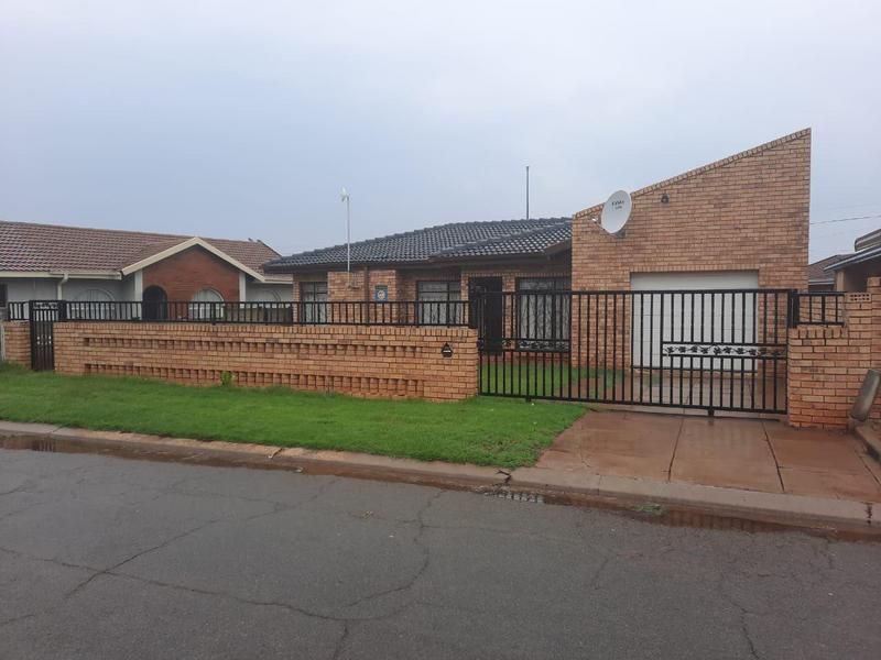 3 Bedrooms House FOR RENT in SEBOKENG ZONE 14 (VALUE FOR MONEY!!)