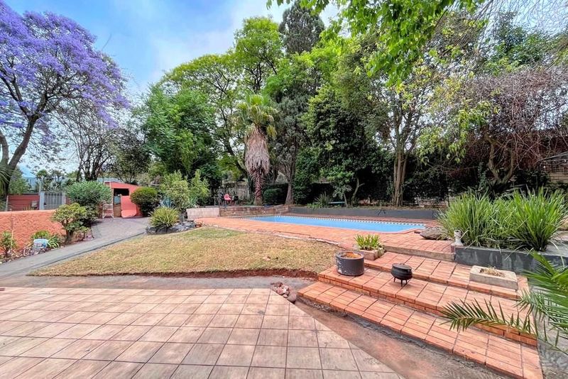 A rare find! 3-bed, 3-bath family home in secure boomed-off section of Cresta.