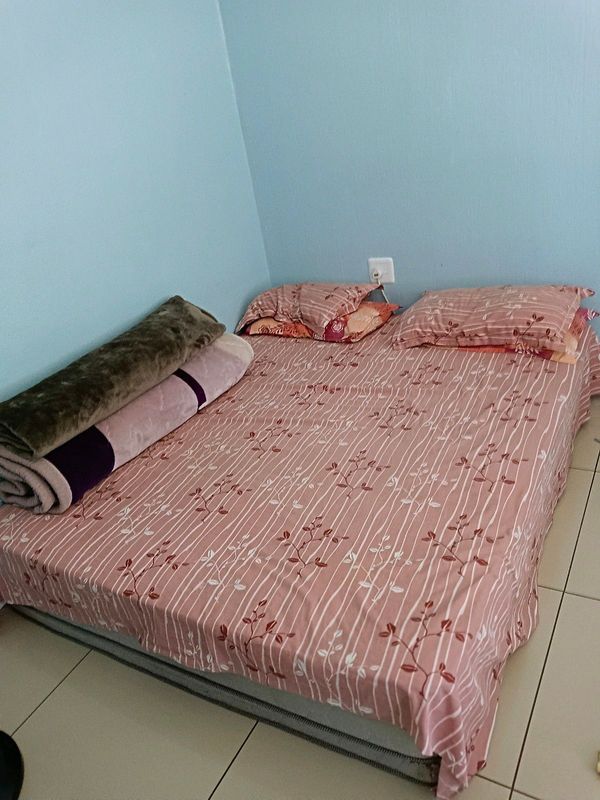 Queen mattress with base
