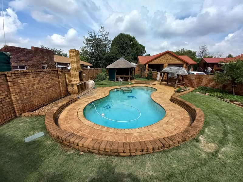 Peaceful 3 Bedroom Family Home with pool &amp; flat in Ext 2, Nigel