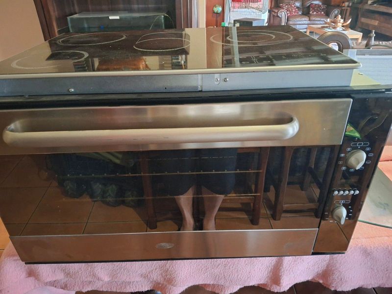 Hob and oven 900mm wide with  extractor  or swop for camping  fridge rater Whirlpol