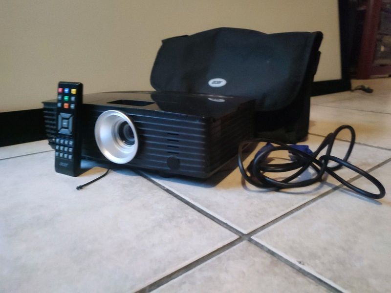 Acer p1285 h d m i projector 3200 lumens 10bit projector with accessories in immaculate condition wi