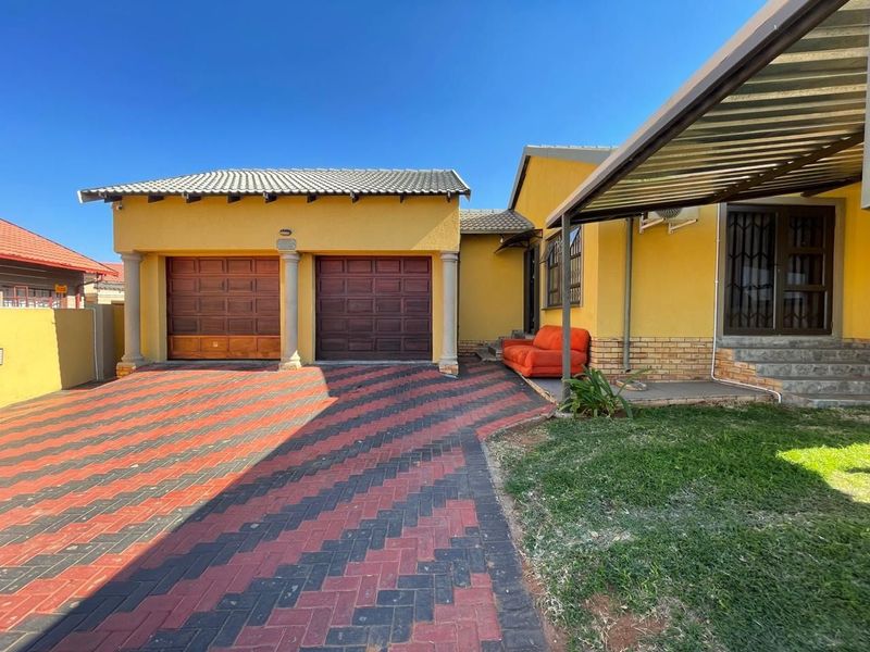 4 Bedroom House For Sale in Tlhabane West