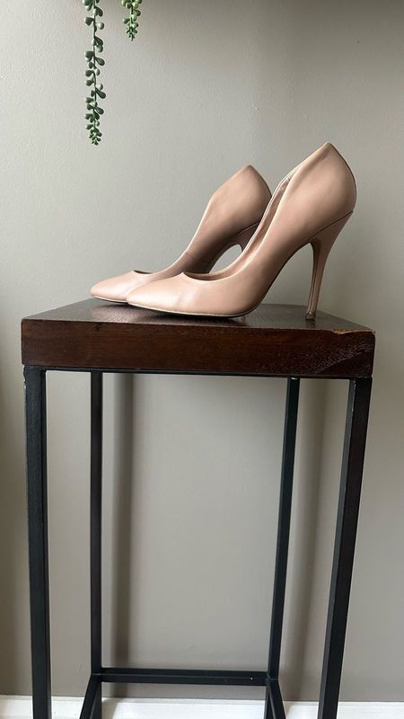 Shutz Genuine Leather -  Sculpted Elegant Peeptoe Heel - Nude size SA 4/37