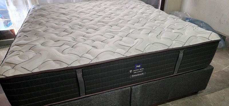 TOP OF THE RANGE KING BED EXTRA LENGHT RETAILS FOR R25 000 SELLING FOR R8500  WATSAP 0736552664