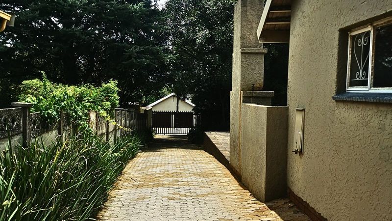 Stunning 1 Bedroom, 1 Lounge Cottage Available for Rental. 01 May