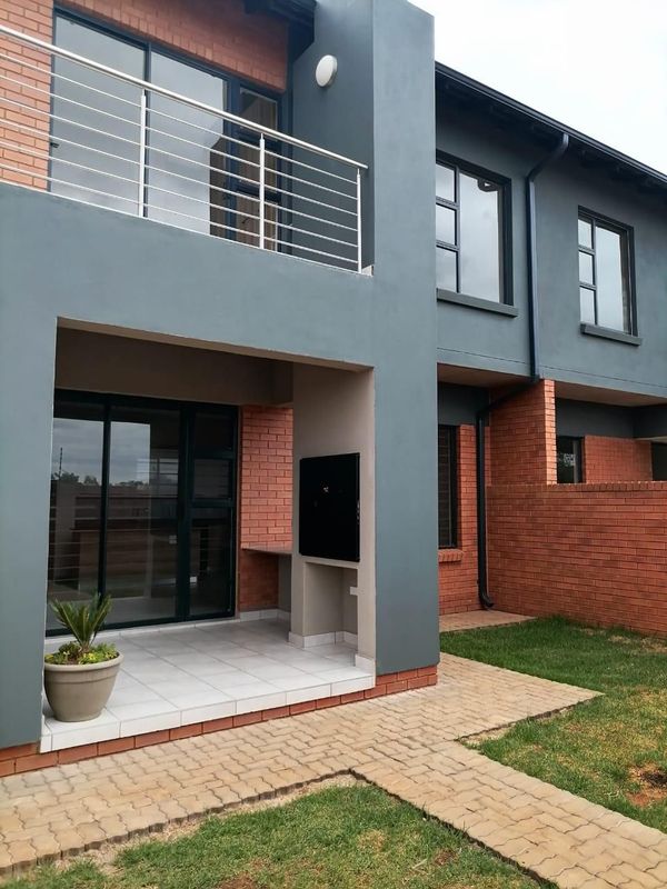 2 Bedroom Townhouse for sale in Montana R1400000