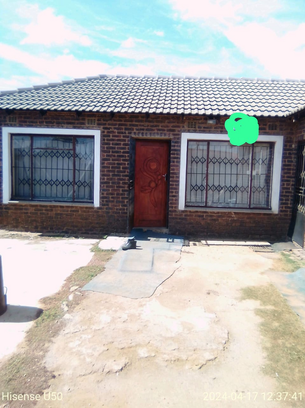 A NEAT RDP HOUSE FOR SALE IN DAYVETON EMAPHUPHENI-CASH BUYERS ONLY