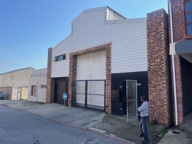 Neat Warehouse &amp; Manufacturing To Let in Sidwell.