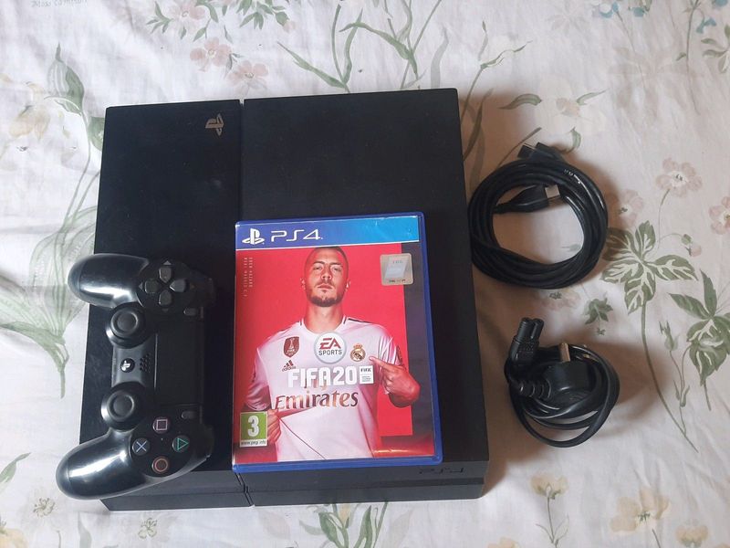 Playstation 4 with 3 games, Fifa 20