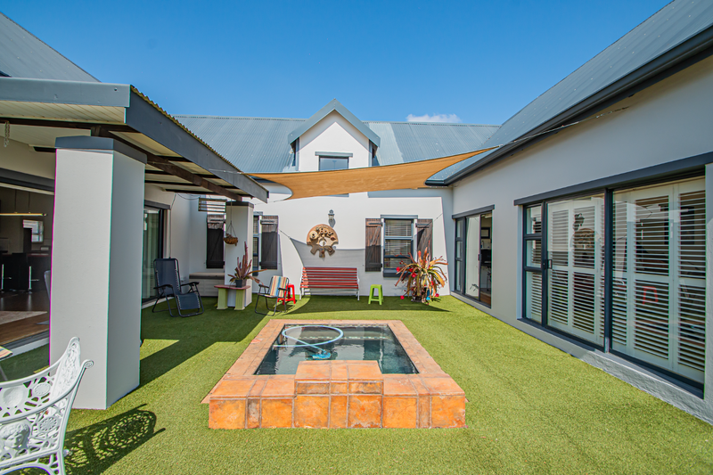 House Share for Young Professionals in Boschkop