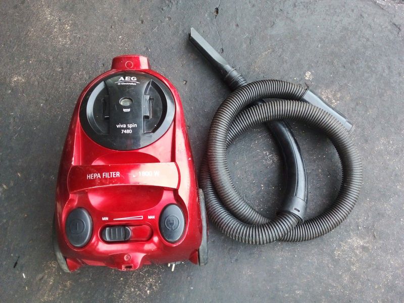 AEG 1800 VACUUM CLEANER