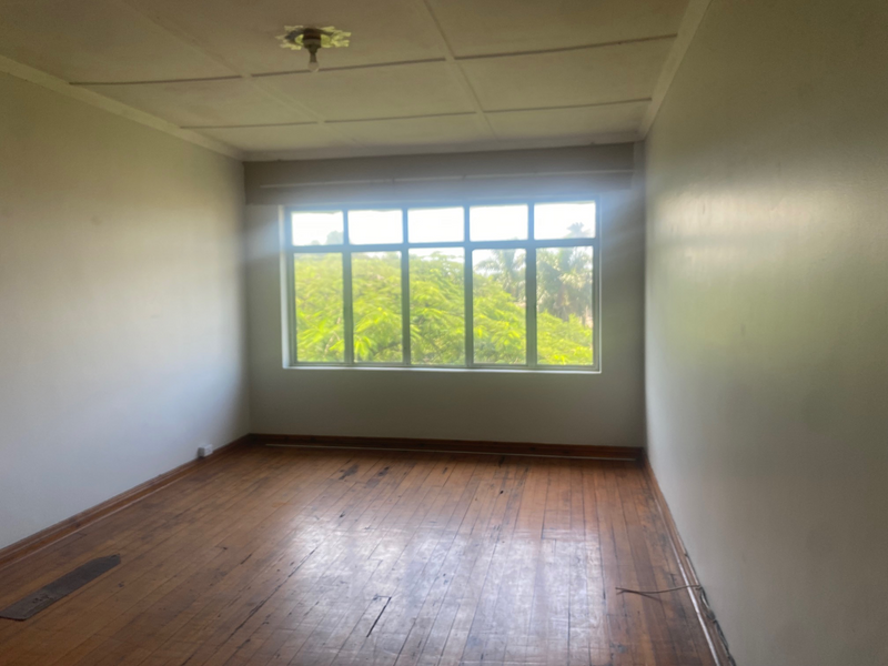 LARGE 1 BEDROOM IN LOWER GLENWOOD WITH PARKING