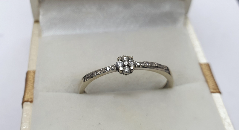 A715 9k Gold and Diamond Ring