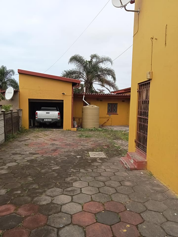 Outbuilding to rent in Merebank