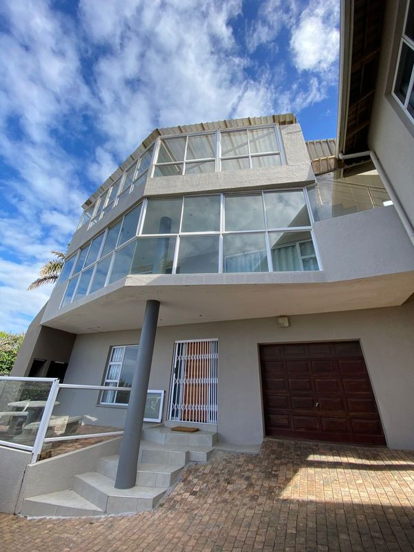 4 Bedroom house in Manaba Beach For Sale