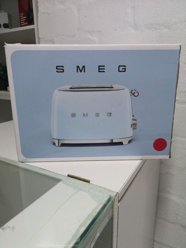 Smeg Toaster 2 Slice Retro Style Red brand new sealed in the box.