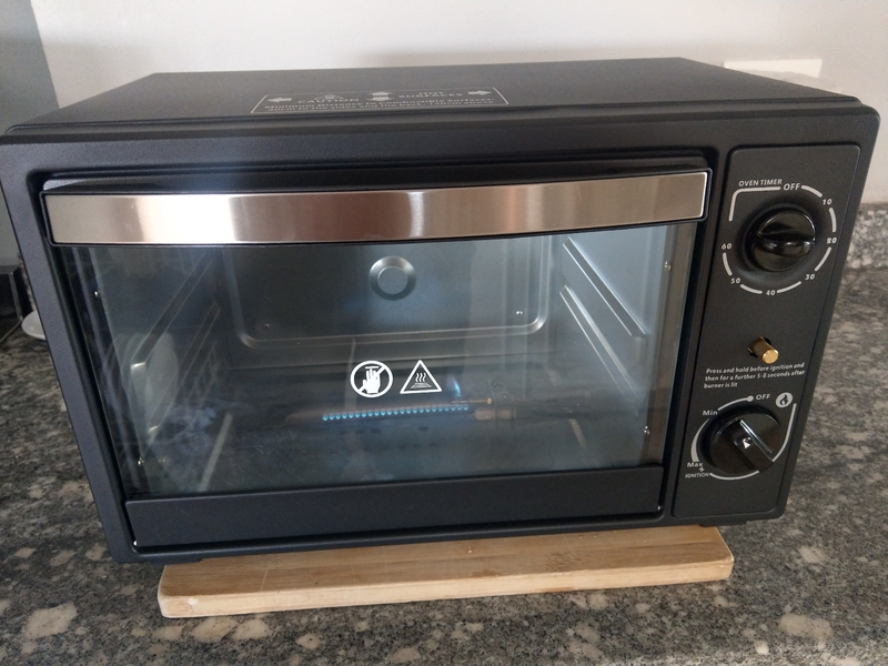18 liter portable butane gas oven.  Great for Load Shedding and Camping