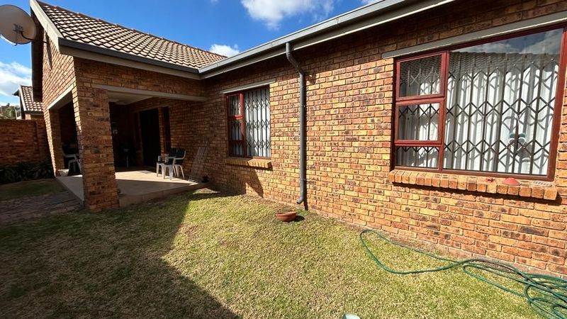 .BARTLETT - .CHARMING 3 BEDROOM  COMPLEX HOME/DOUBLE GARAGE - .R1 630 000.00