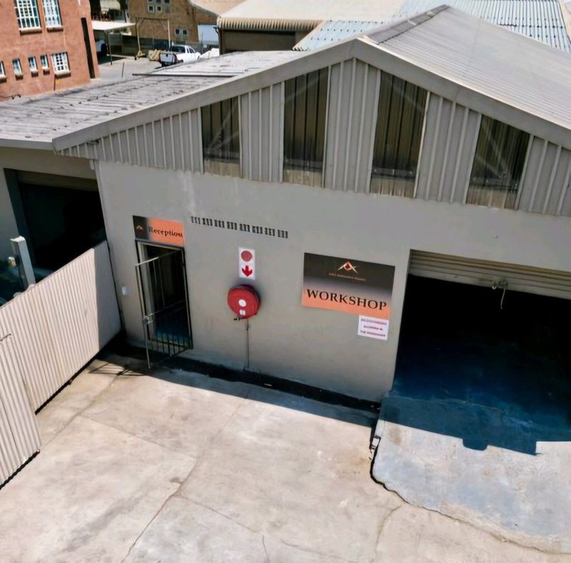 250m² Warehouse for Sale by Owner Under R1&#39;8M. in PTA East Silverton