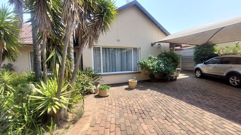 House in Brackendowns For Sale