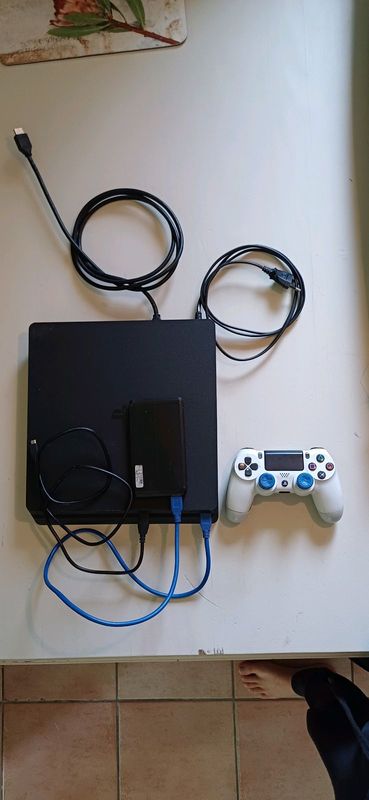 PS4 Slim 500GB &#43; 1TB external hardrive &#43; 6 free games