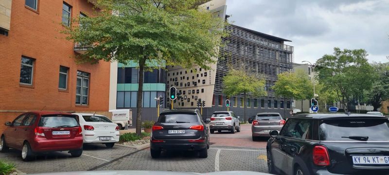 252 m2 OFFICE SPACE AVAILABLE IN PRIME LOCATION IN MELROSE ARCH WITH GENERATOR!