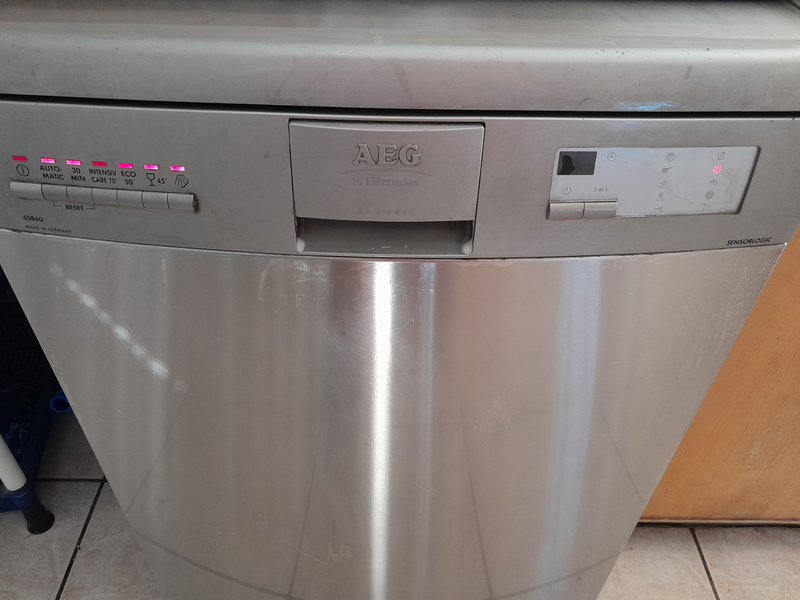 AEG Dishwasher Stainless Steel 12 Place. Very good condition.