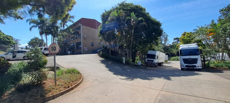 268m² mini-industrial unit for sale in a secure park in central Pinetown
