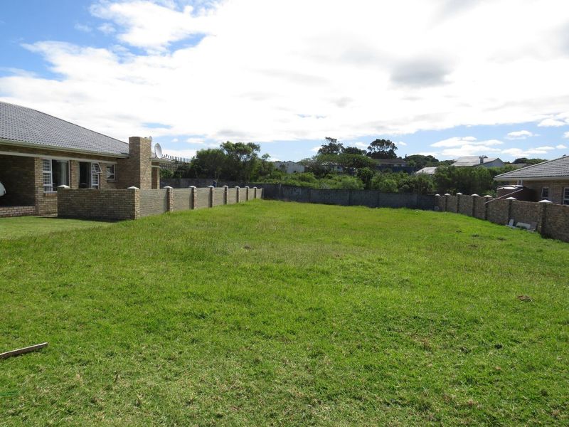 Well priced plot in gated complex