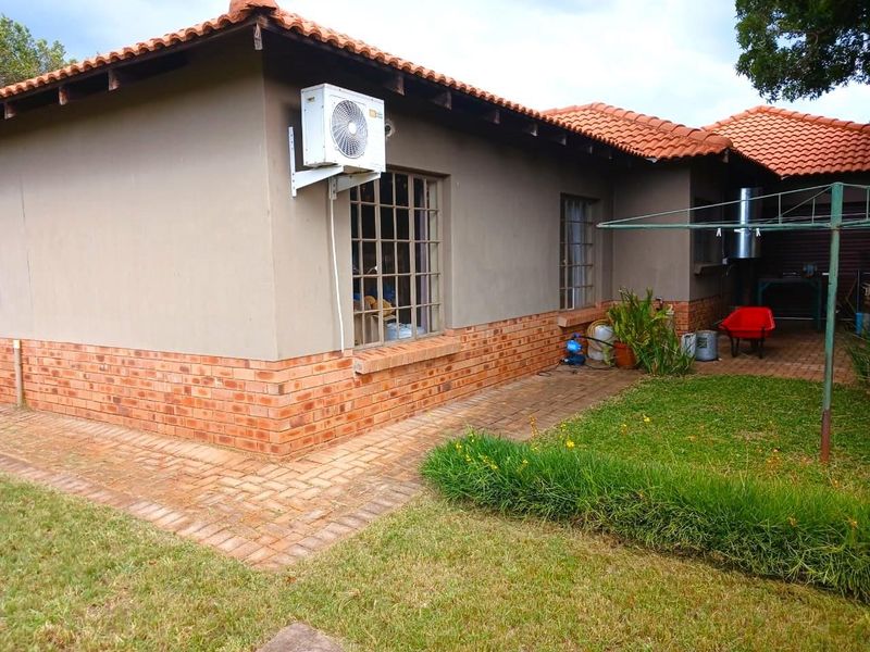 3 Bedroom House For Sale in Waterkloof