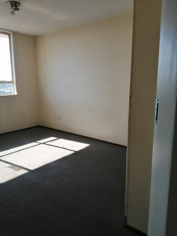 FERNDALE 2 BEDROOM FLAT FOR RENT IN A SECURE COMPLEX A WALKING DISTASTANCE TO RANDBURG SQUARE