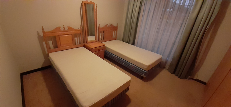 2 x Single Beds set with middle dressing table