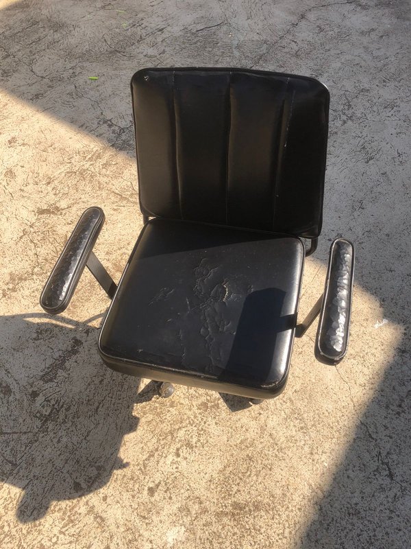 Adjustable saloon chair