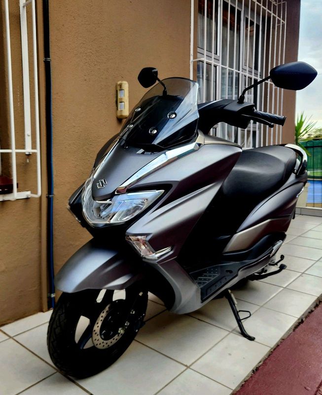 SUZUKI BURGMAN 125CC (ONLY 950KMS) AS NEW