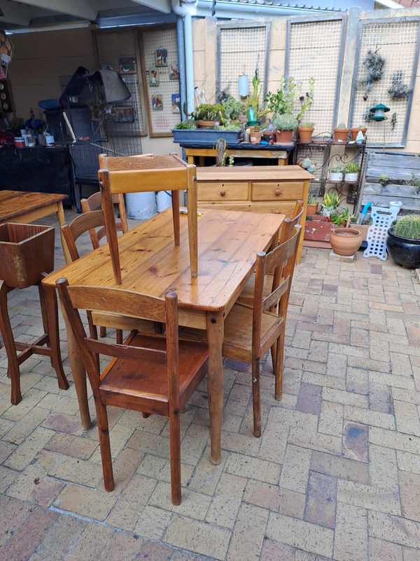 Globe Dining Room Table and 6 chairs. CASH ONLY