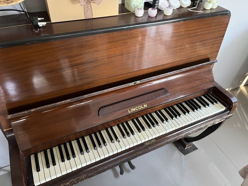 Lincoln Piano