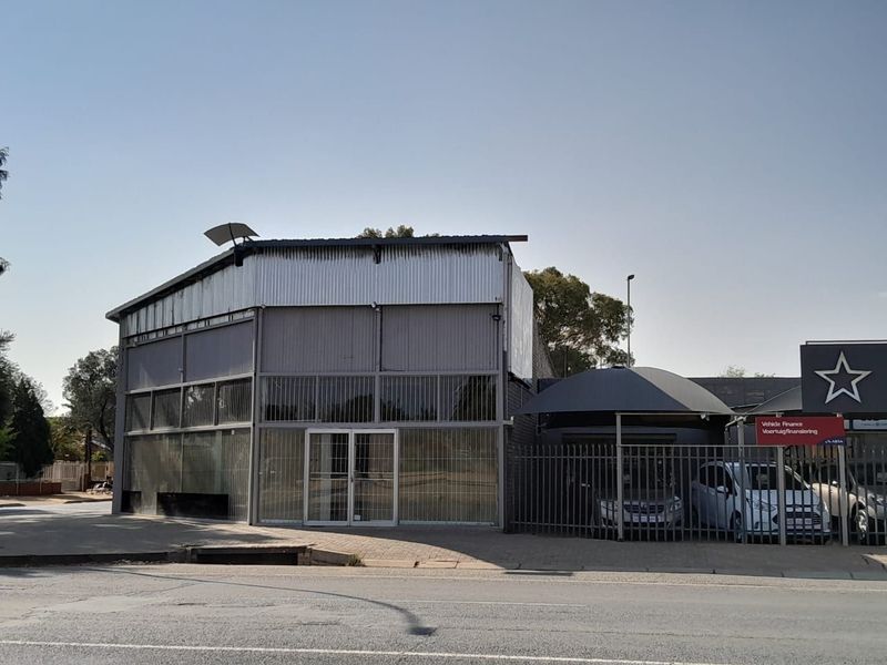 Commercial property on Schmidtsdrift road, don&#39;t miss out!