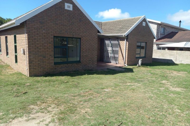 IDEAL FOR FIRST HOME BUYERS, RETIREMENT OR FOR INVESTMENT:  3 BEDR:  MYBURGHPARK: LANGEBAAN